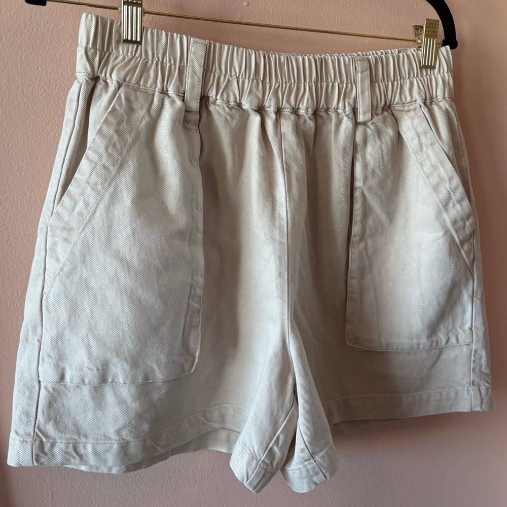 NWT YFB (Young, fabulous & Broke) Cream shorts w/pockets elastic waist Sz large.